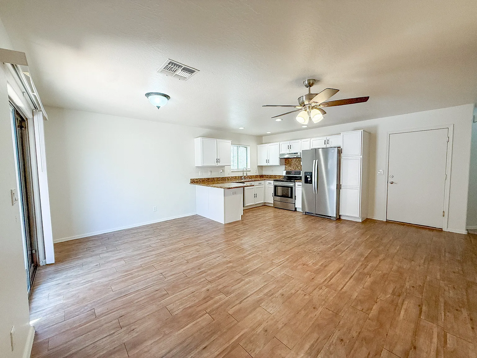3 bed, 1271 sqft, $2,150 — Photo 3