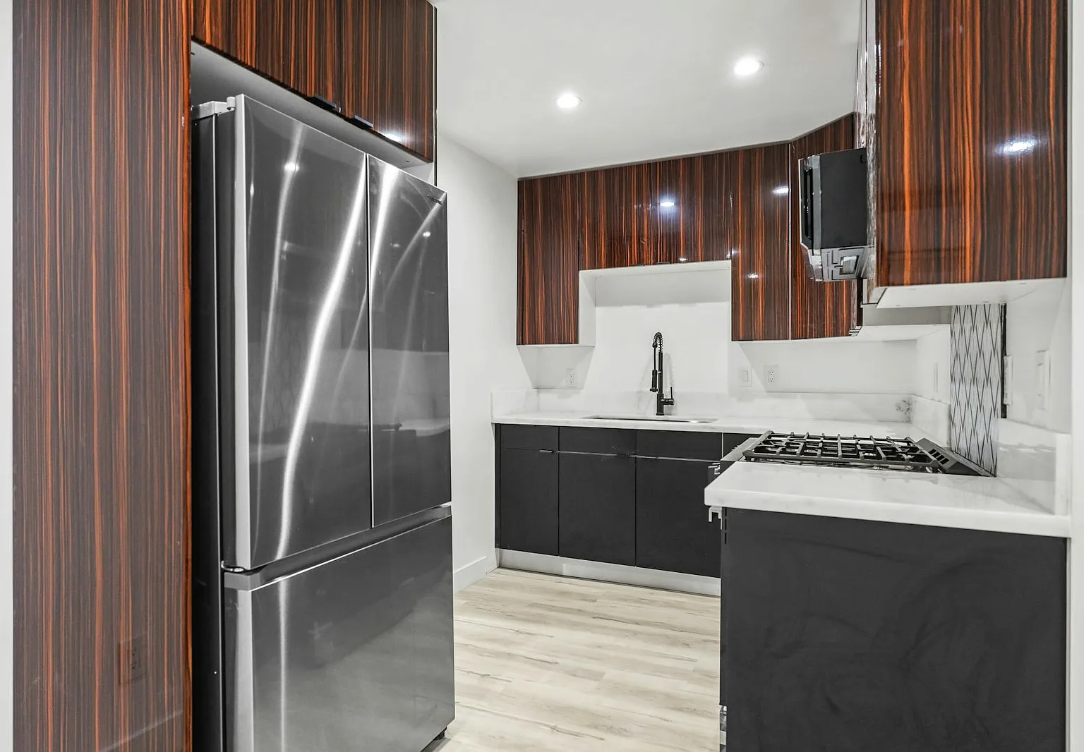 111 Normandie Avenue, Unit 9 — Photo 2