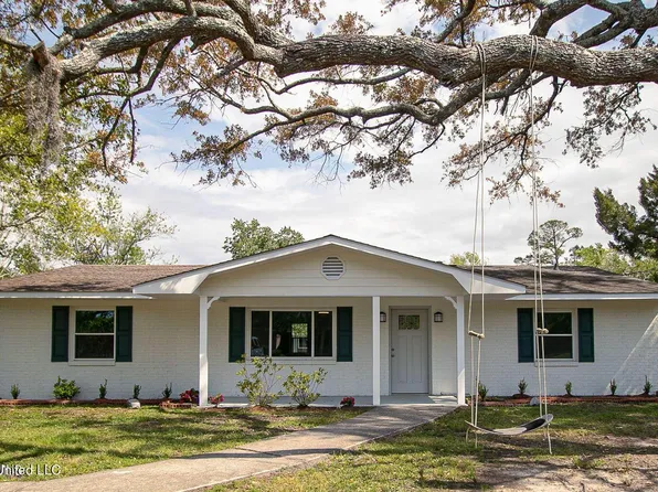 211 9th St, Bay Saint Louis, MS 39520