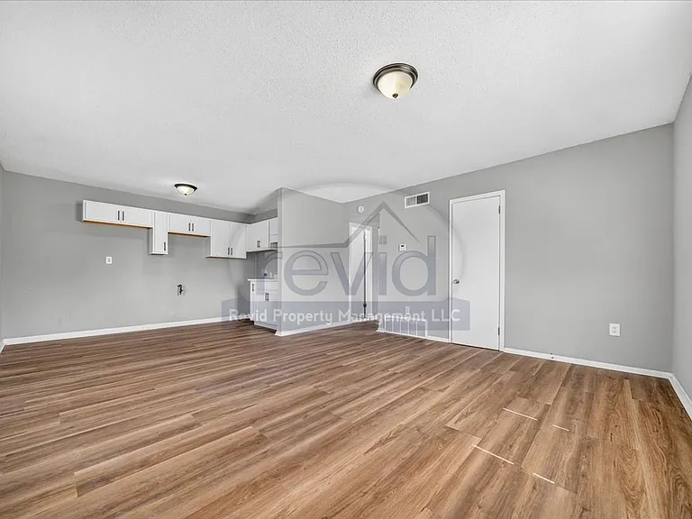 708 Hastings — Photo 39
