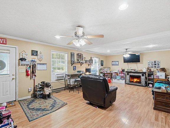 3rd image of 124 Hathaway Rd