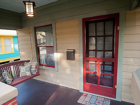 Great sitting/swing front porch. Perfect for a glass of lemonade on those hot Houston afternoons.