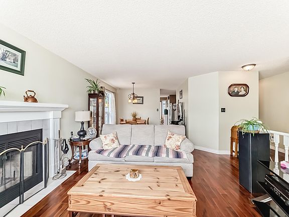 3rd image of 521 Rainbow Cres