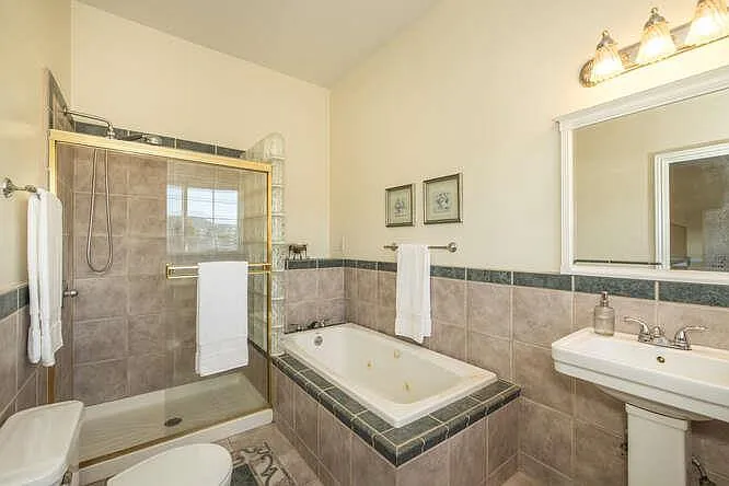 4 bed, 2209 sqft, $6,200 — Photo 3