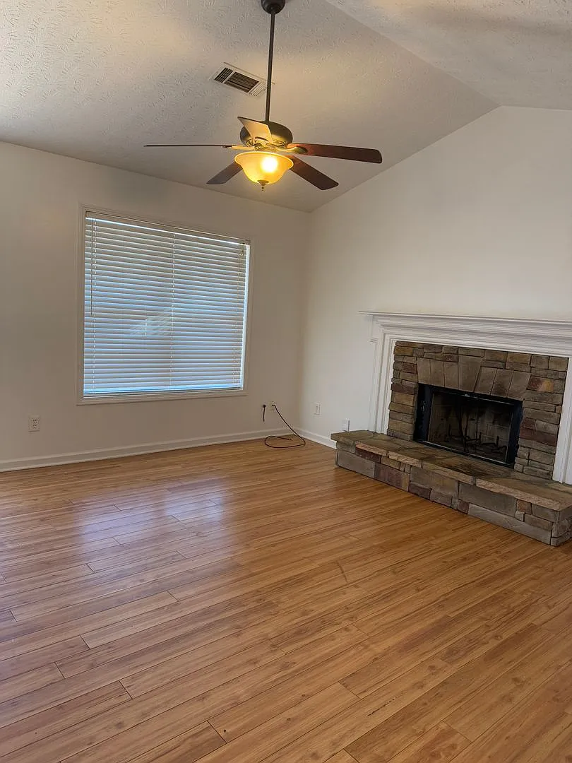 3 Bedroom 2 Bathroom Ranch Home — Photo 4