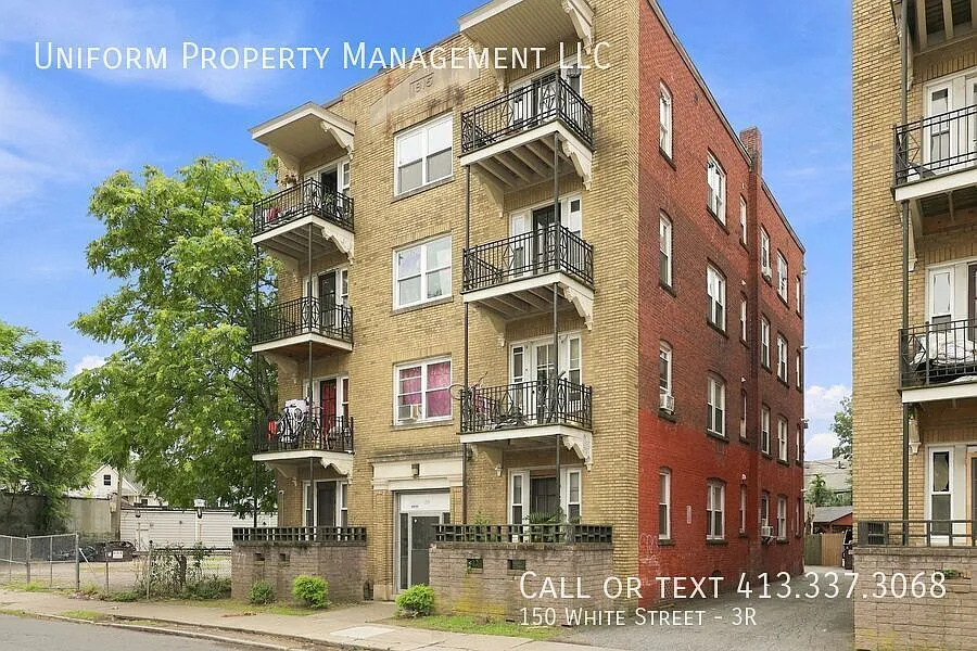 Updated 3BR Apartment in Forest Park — Photo 4