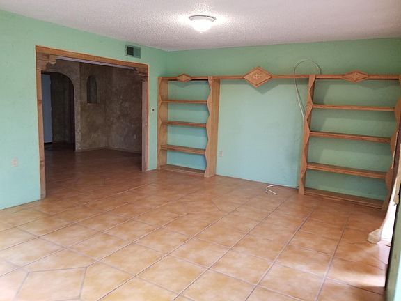 4th image of 710 Country Club Dr