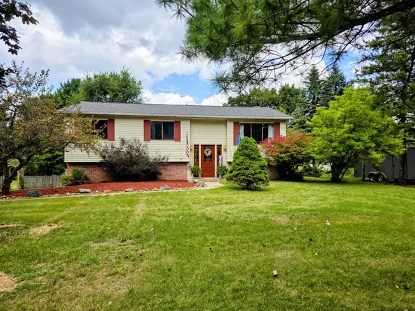 808 Rolling Meadows Dr, Quincy, MI 49082