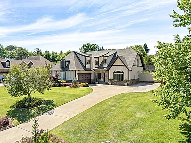 3205 Pinecrest Dr — exterior photo