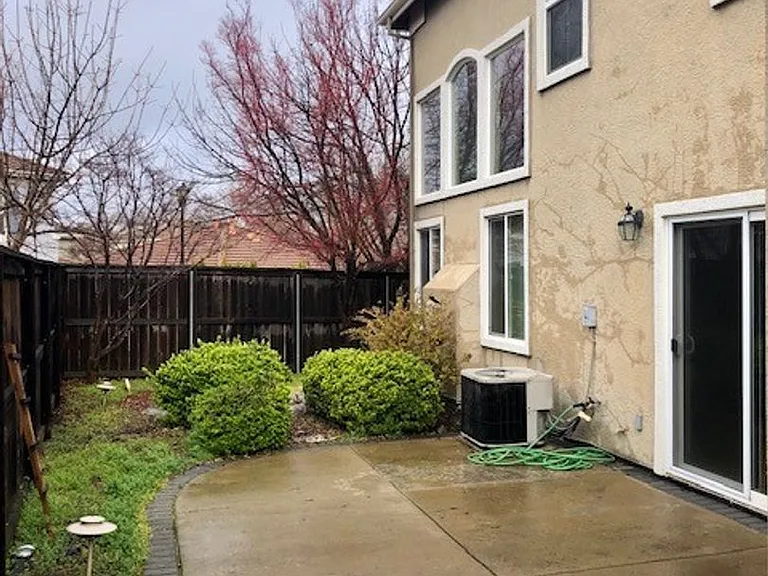 340 Caples Dr — Photo 16