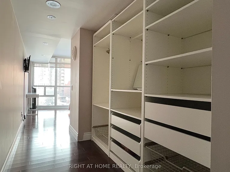 28 Harrison Garden Blvd #702 — Photo 8