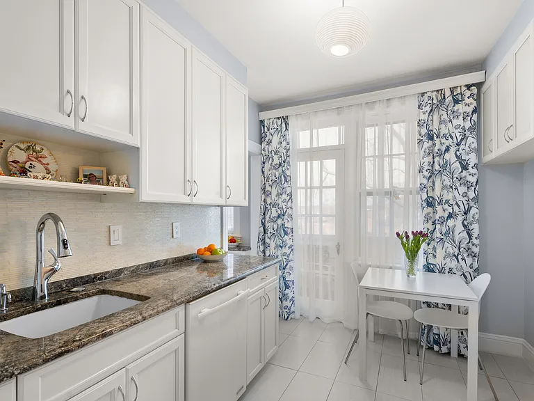 325 Tappan St #6 — Photo 2