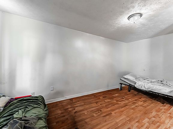 4th image of 899 Tremont St