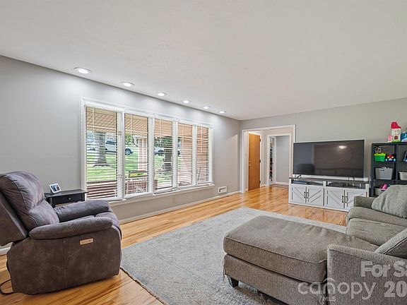 5th image of 465 28th Avenue Ln NE