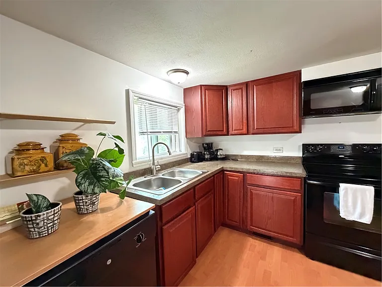 117 Pollard Ave #UPSTAIRS — Photo 6