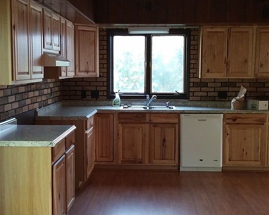 5th image of 1073 Sand St