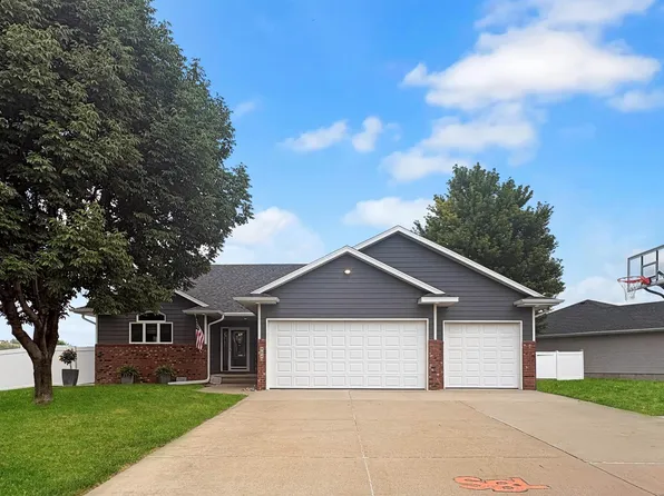 904 Clairmont Cir, Sergeant Bluff, IA 51054