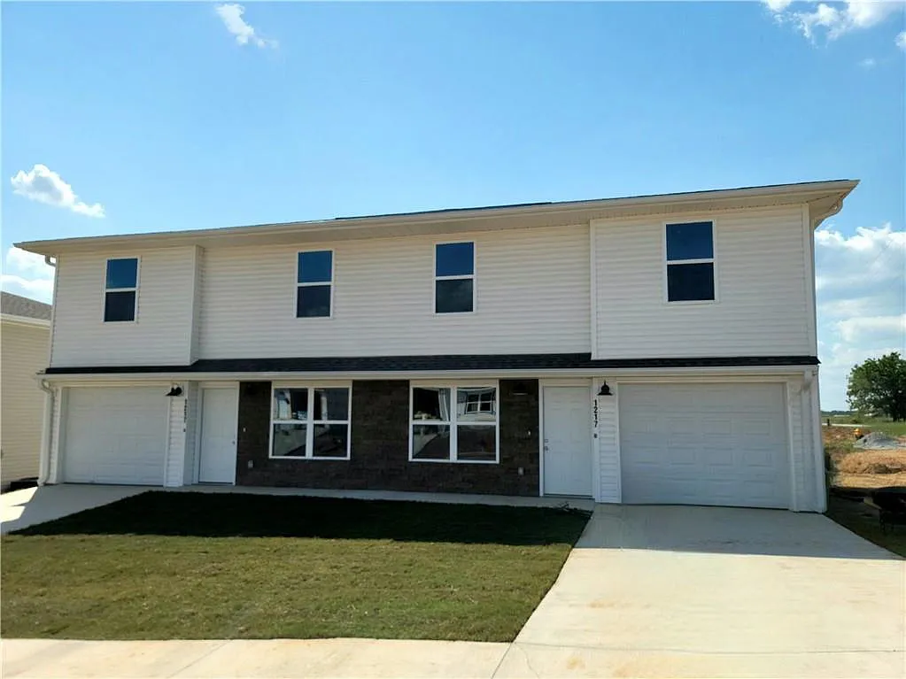 3 bed, 2.5 bath, 1216 sqft, $1,199 — Photo 1
