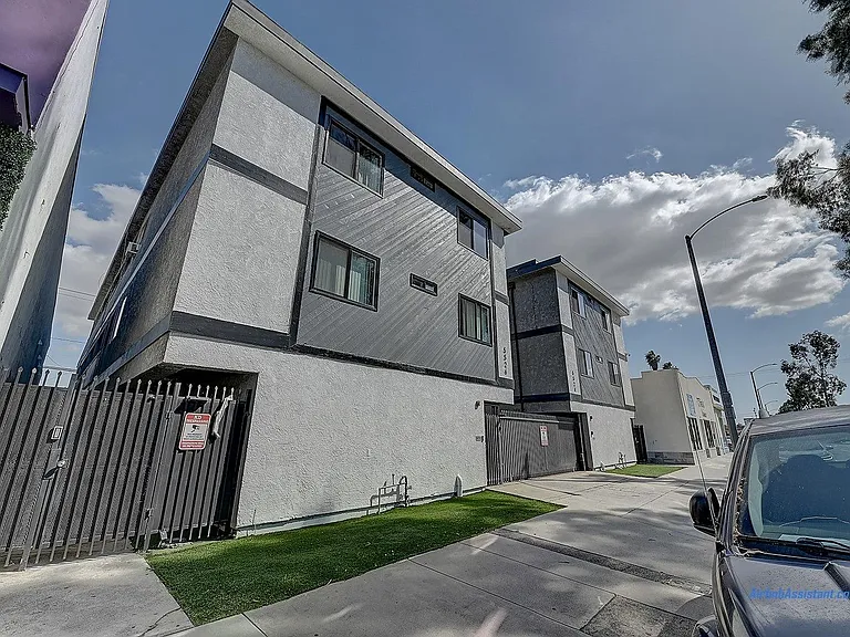 5524-5526 Atlantic Avenue — Photo 4