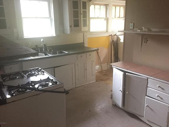 2nd image of 742 Acosta St