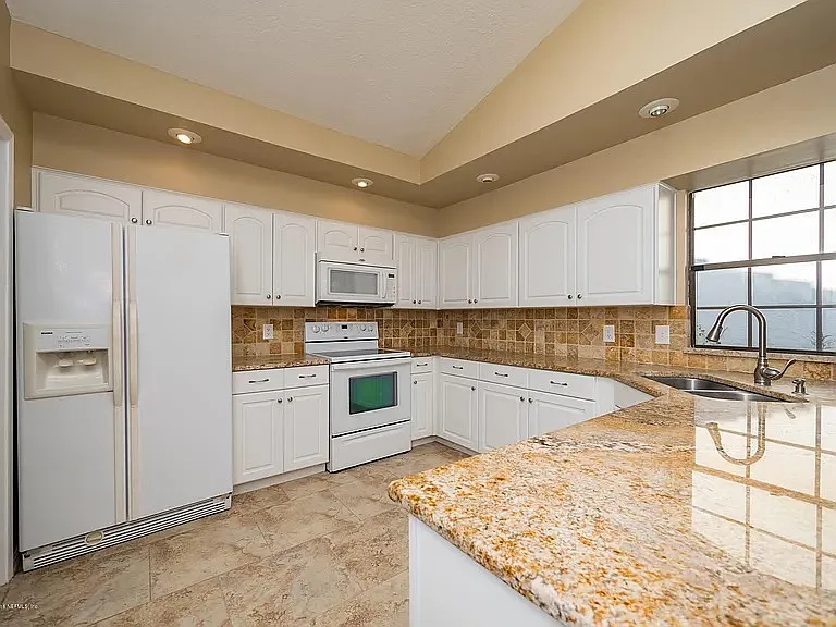 3 bed, 1907 sqft, $2,880 — Photo 4
