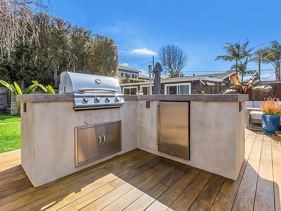 Built-in BBQ, bar counter and fridge