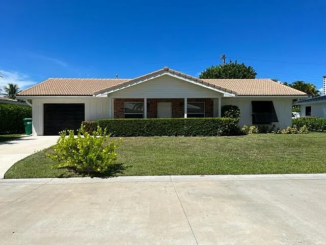 1260 Manor Dr — Photo 2