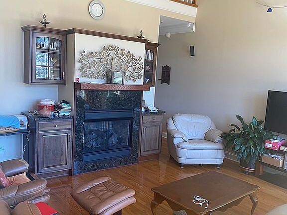 Family room w/fireplace
