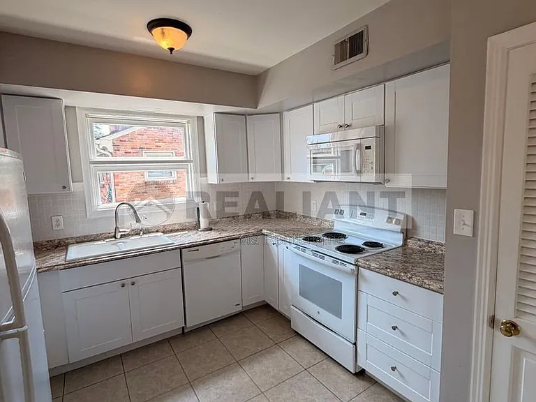 2039 Fontaine Rd — Photo 19