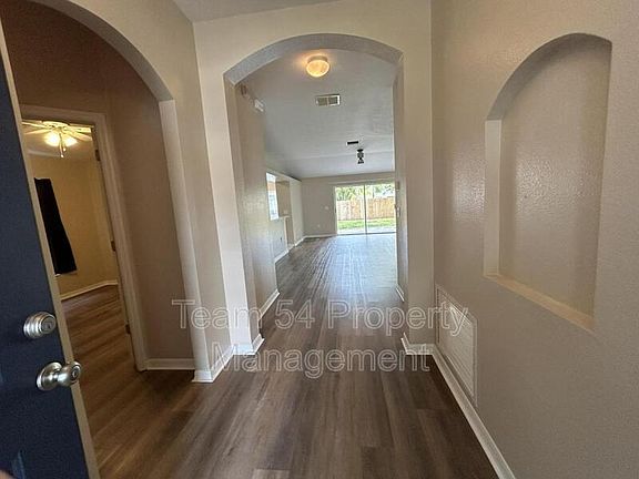 4th image of 30534 Tremont Dr