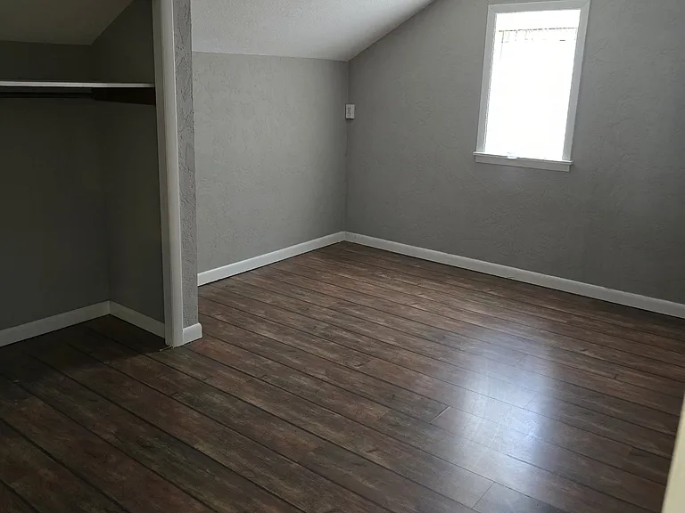 406 W Maple St — Photo 3