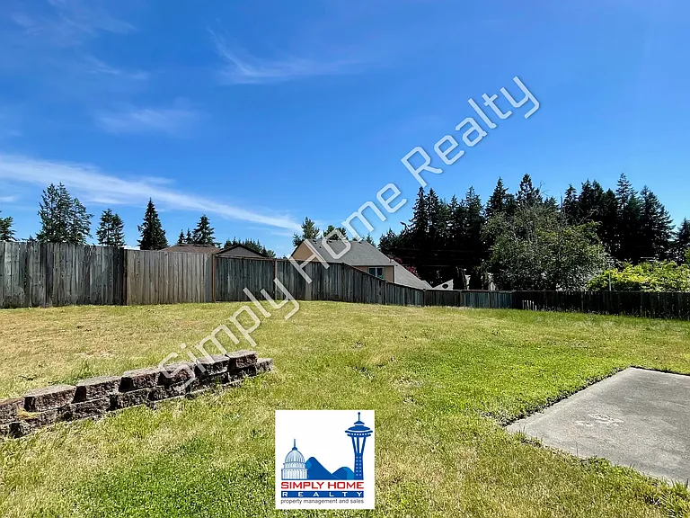 1446 Laredo Dr SE — Photo 3