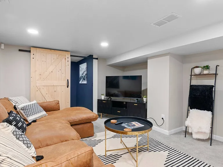 135 S Hooker St — Photo 4