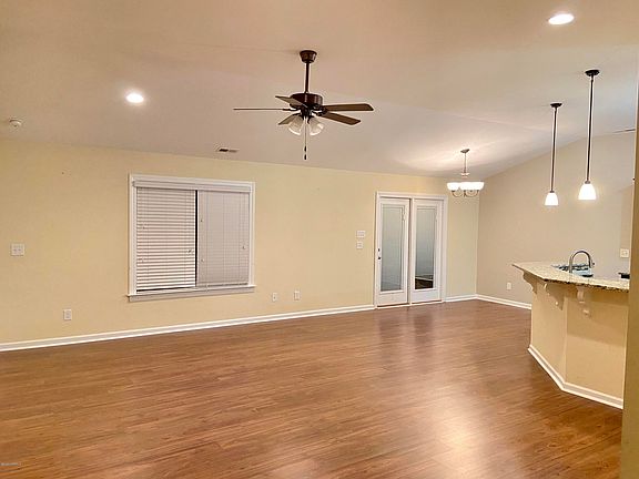 4th image of 512 Arbor Dr