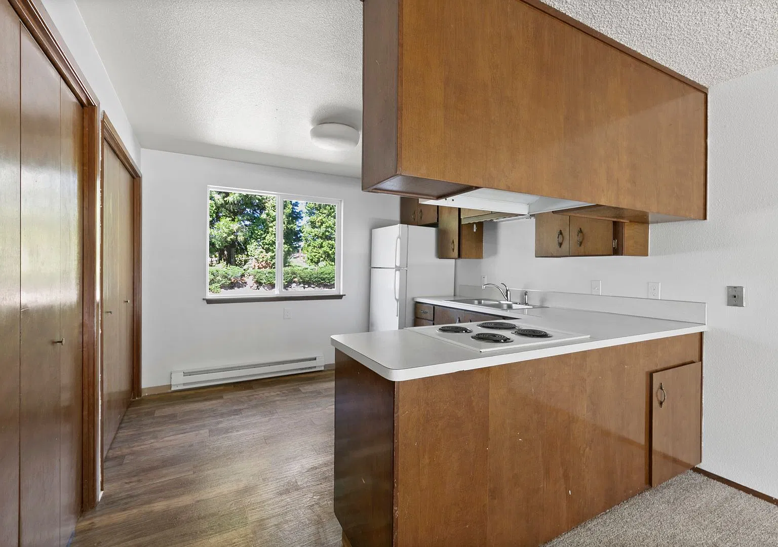 $1,500 - 2 Bed / 1 Bath - Recently Renovated in Private Setting — Photo 1