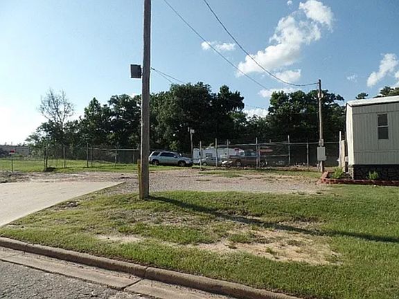 2nd image of 3823 Creekwood Cir