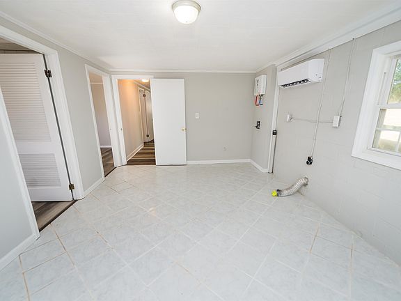 2nd image of 104 N Oak Forest Dr