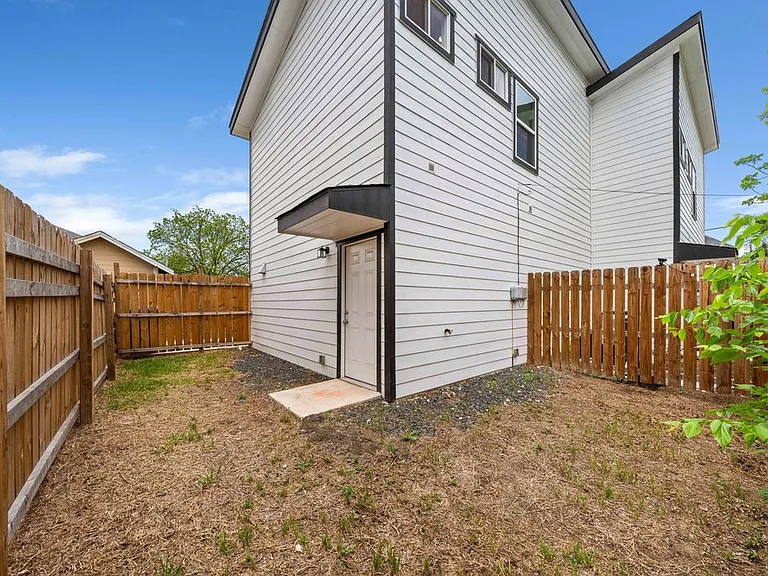 323 Gabriel St #201 — Photo 28
