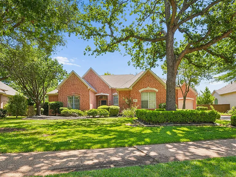 1125 Longford Cir — Photo 2