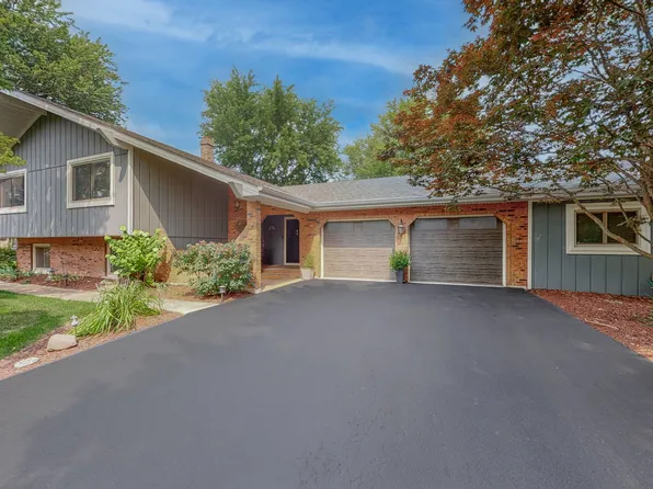 11S767 Robert Dr, Naperville, IL 60564