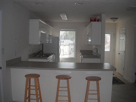 4th image of 135 Hillsborough Ln