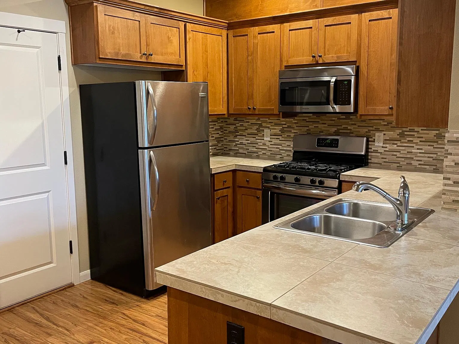 3 bed, 2.5 bath, 1689 sqft, $2,300 — Photo 3