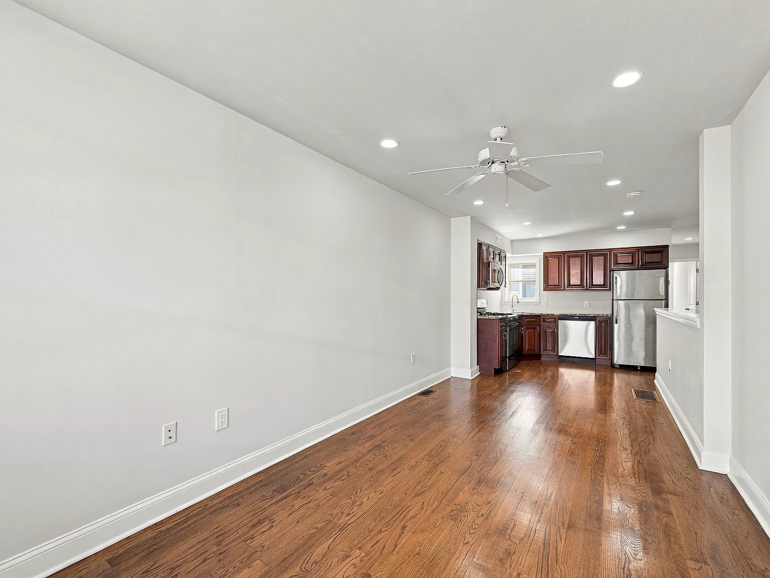 3 bed, 1067 sqft, $1,850 — Photo 2