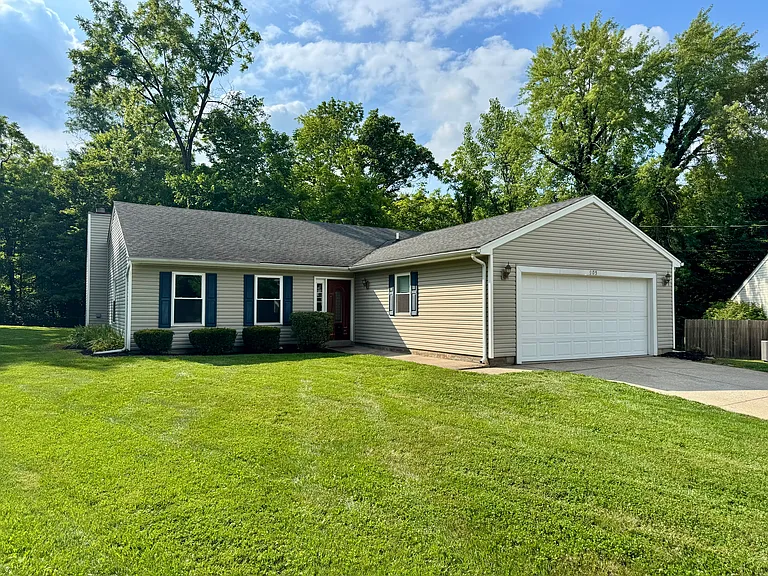 905 Ferncliff Ct — Photo 2