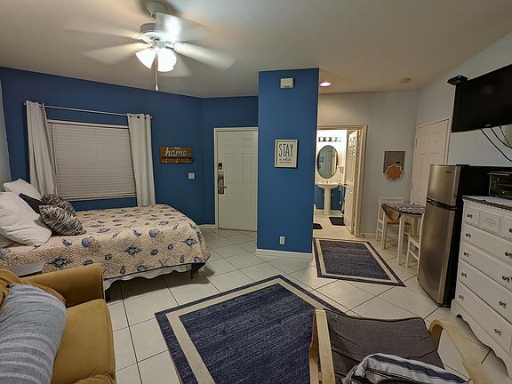 4th image of 8903 Sandshot Ct #B