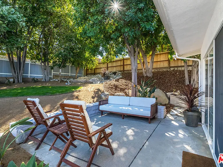 23826 Burbank Blvd — Photo 22