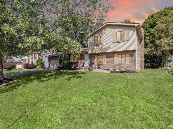 8962 Glasgow Dr, White Lake, MI 48386