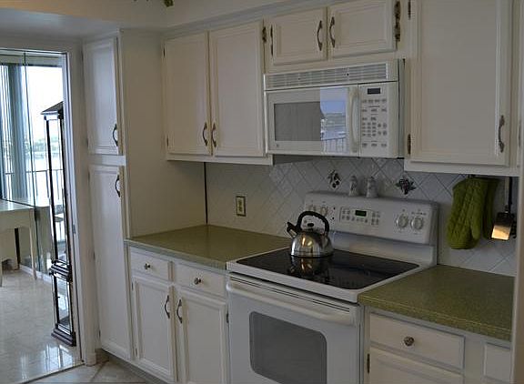 5th image of 126 Lakeshore Dr APT 1127