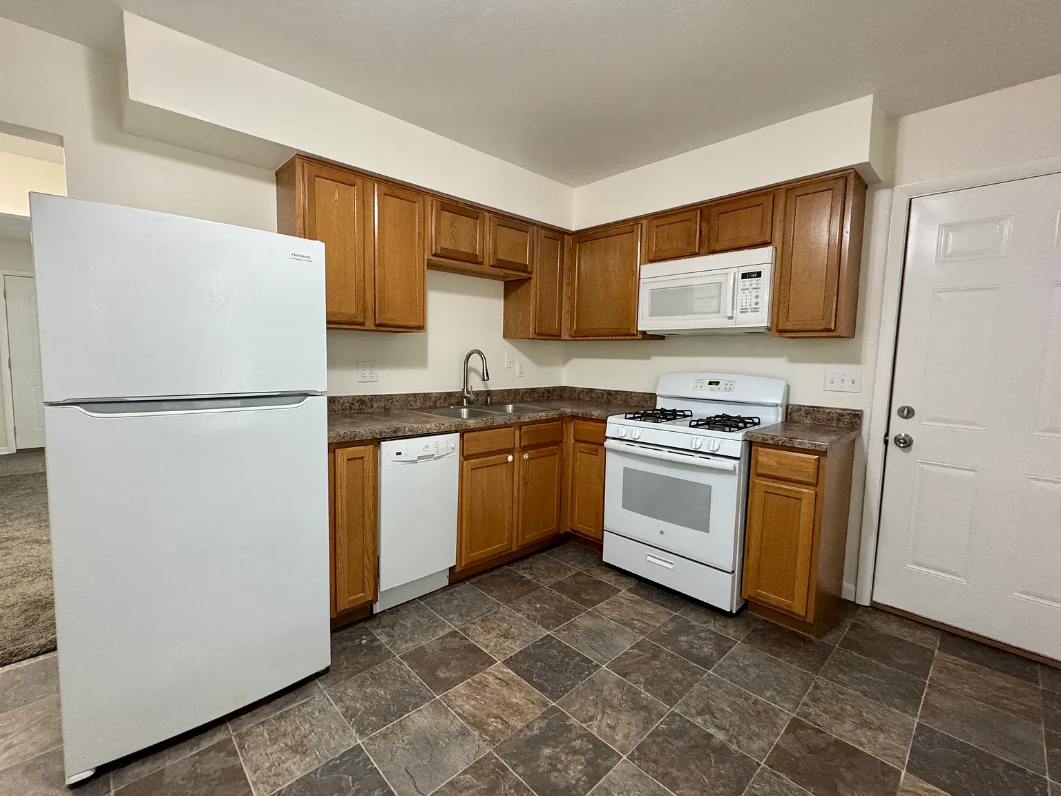 2 bed, 800 sqft, $1,400 — Photo 3