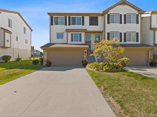 318 Oak Ridge Dr #92, Pontiac, MI 48341